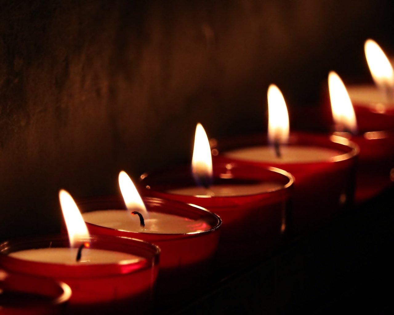 Обои свечи, пламя, стена, черный фон, фитиль, свечки, candles, flame, wall, black background, wick, candle разрешение 5549x3144 Загрузить
