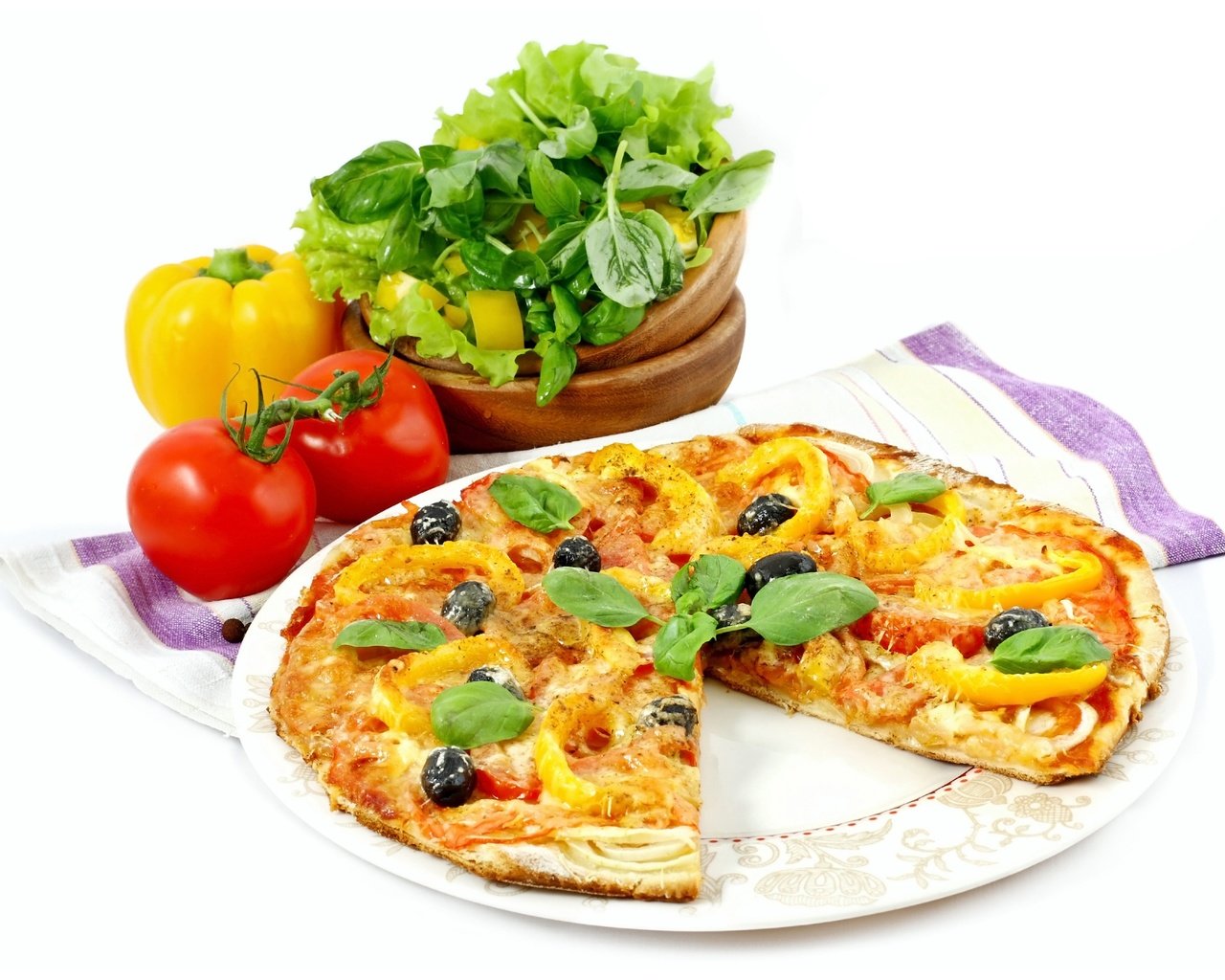 Обои зелень, белый фон, овощи, тарелка, выпечка, помидоры, перец, пицца, greens, white background, vegetables, plate, cakes, tomatoes, pepper, pizza разрешение 3920x2860 Загрузить