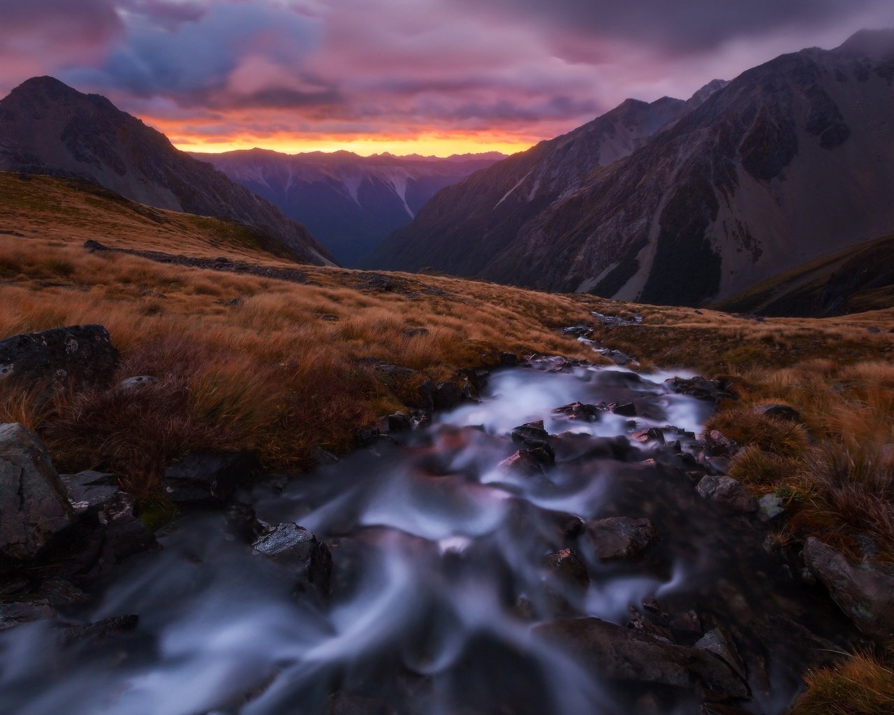 Обои небо, облака, река, горы, закат, ручей, поле, the sky, clouds, river, mountains, sunset, stream, field разрешение 2048x1365 Загрузить