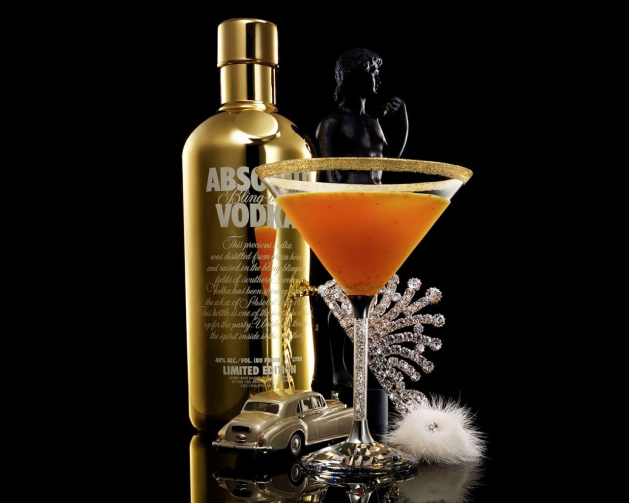 Обои бокал, absolut, черный фон, коктейль, бутылка, алкоголь, водка, натюрморт, машинка, glass, black background, cocktail, bottle, alcohol, vodka, still life, machine разрешение 1920x1080 Загрузить