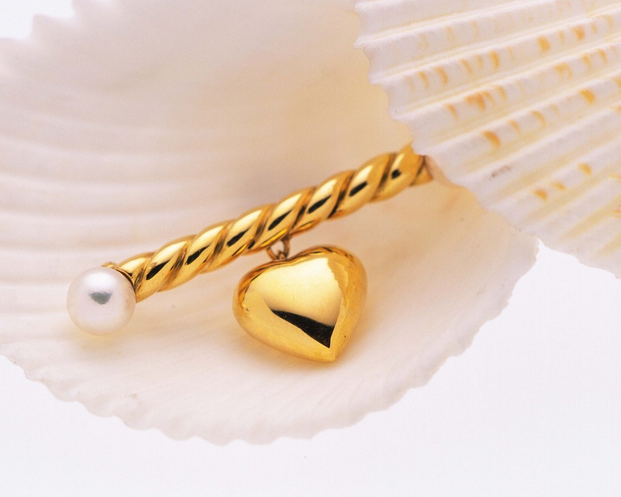 Обои сердечко, ракушка, жемчуг, heart, shell, pearl разрешение 1920x1080 Загрузить