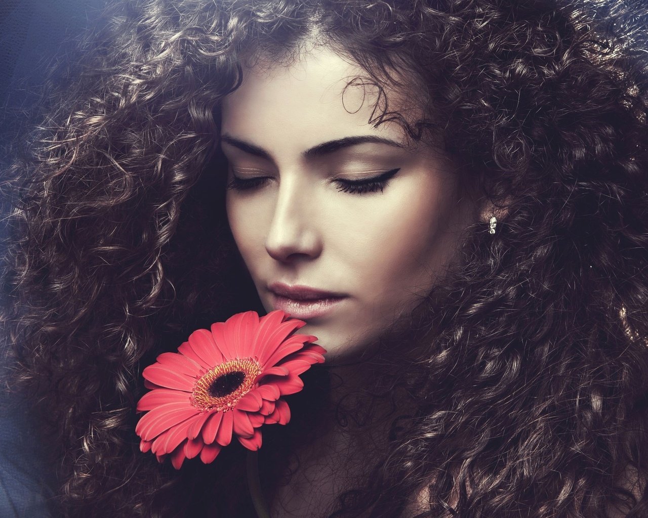 Обои девушка, цветок, волосы, розовый, лицо, кудрявая, girl, flower, hair, pink, face, curly разрешение 2560x1600 Загрузить