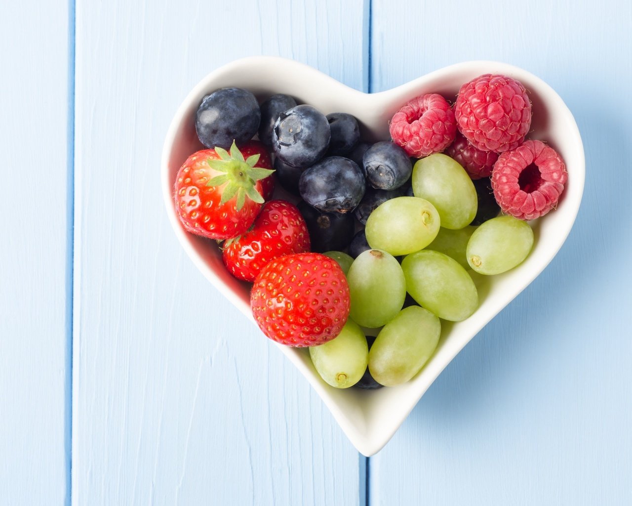 Обои виноград, малина, сердечко, клубника, ягоды, черника, grapes, raspberry, heart, strawberry, berries, blueberries разрешение 3844x2546 Загрузить