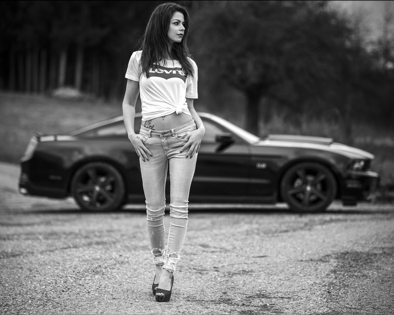 Обои девушка, чёрно-белое, авто, модель, джинсы, позирует, на фоне, girl, black and white, auto, model, jeans, posing, in the background разрешение 3840x2788 Загрузить