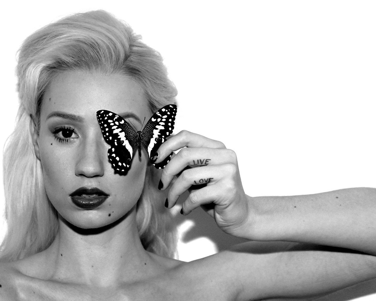 Обои бабочка, чёрно-белое, модель, лицо, фотосессия, игги азалия, butterfly, black and white, model, face, photoshoot, iggy azalea разрешение 1920x1081 Загрузить