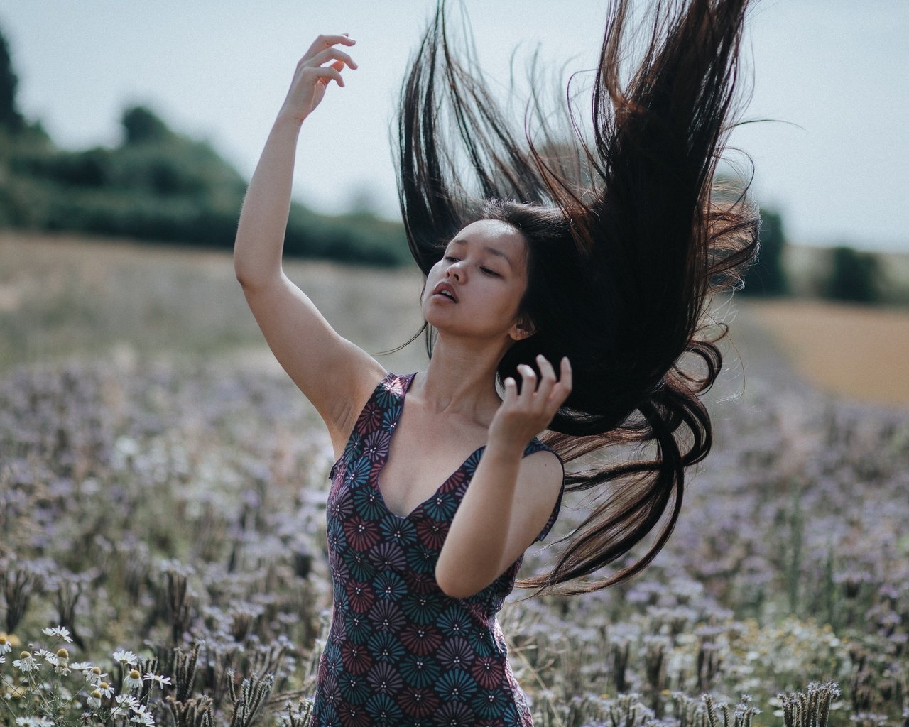 Обои цветы, настроение, поза, луг, волосы, руки, боке, mia tia, flowers, mood, pose, meadow, hair, hands, bokeh разрешение 4000x2667 Загрузить