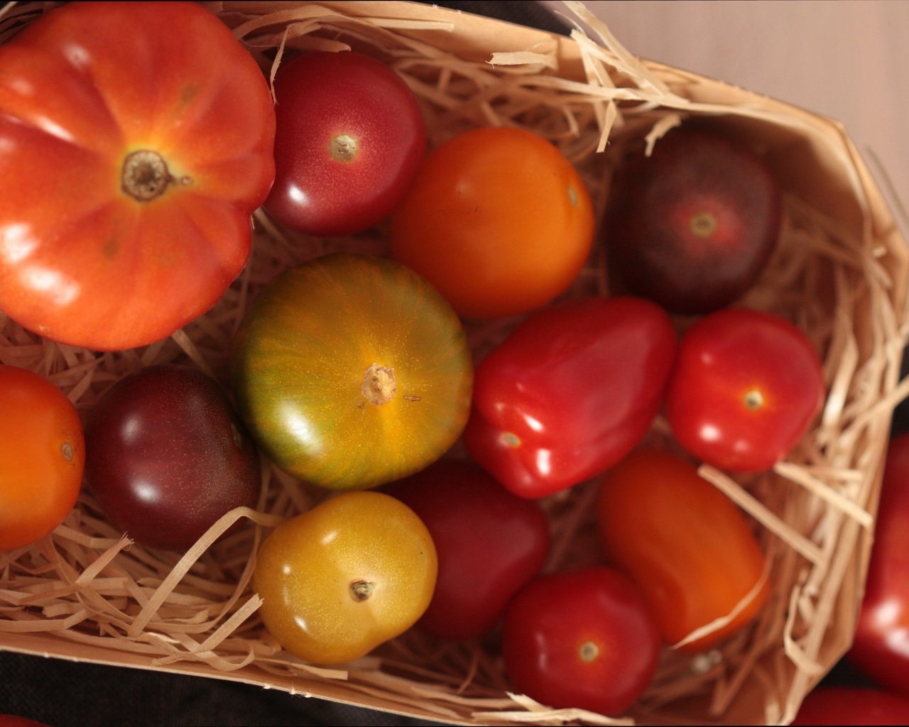 Обои овощи, корзинка, помидоры, vegetables, basket, tomatoes разрешение 4276x2854 Загрузить