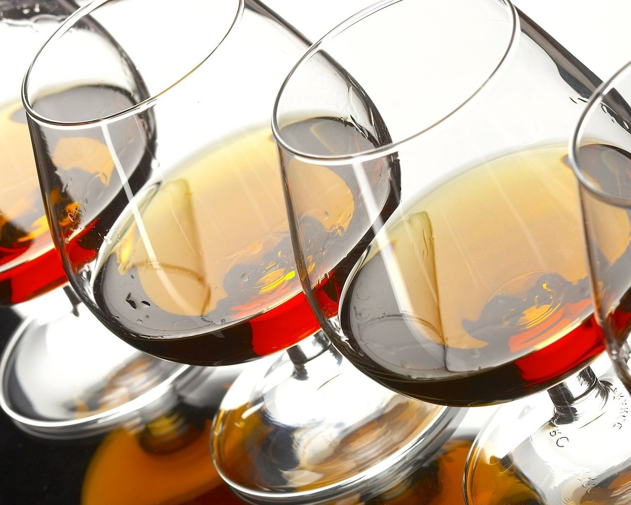 Обои напиток, бокал, стекло, посуда, бокалы, алкоголь, коньяк, фужер, drink, glass, dishes, glasses, alcohol, cognac разрешение 1920x1200 Загрузить