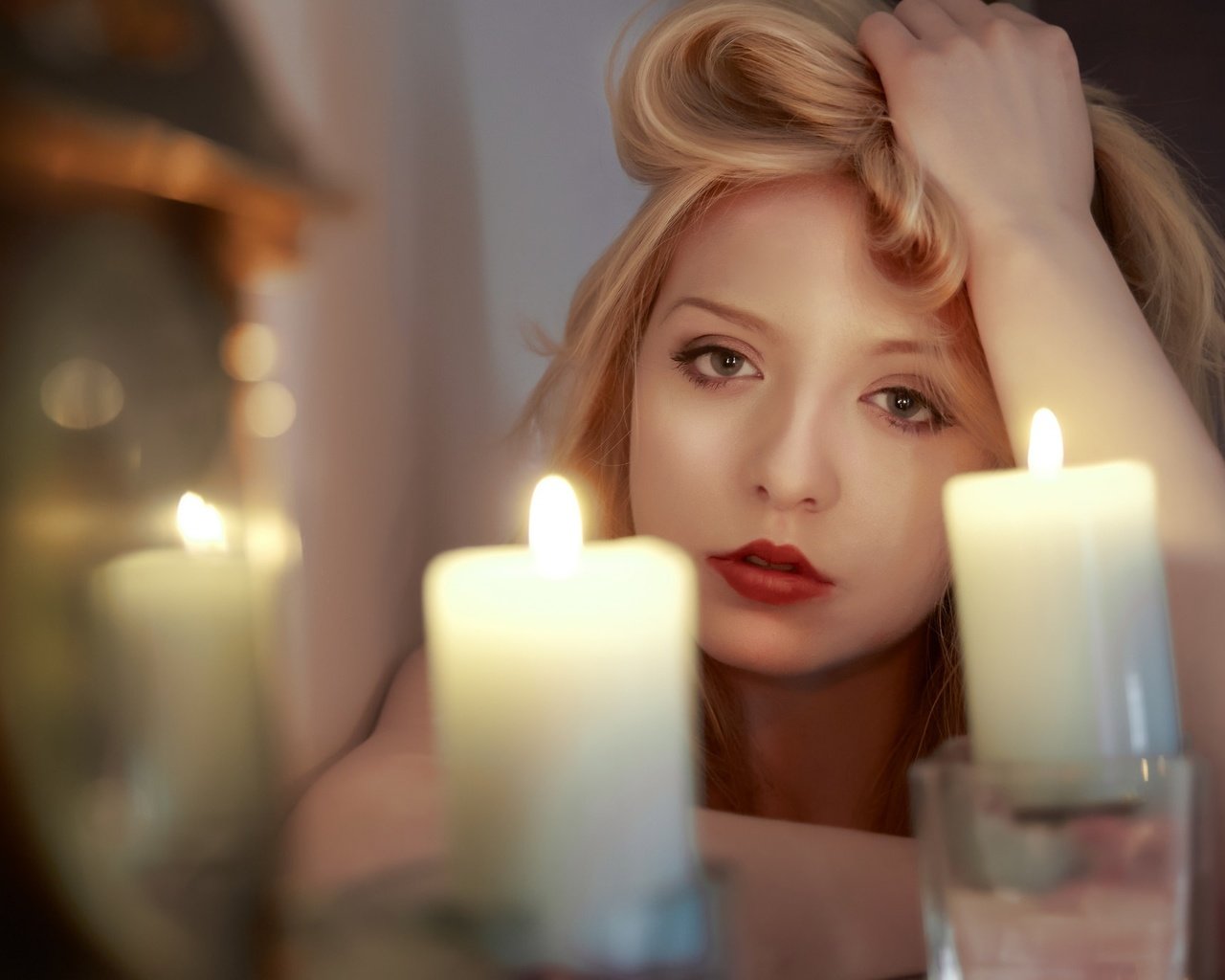 Обои свечи, девушка, блондинка, взгляд, губы, лицо, candles, girl, blonde, look, lips, face разрешение 2048x1365 Загрузить