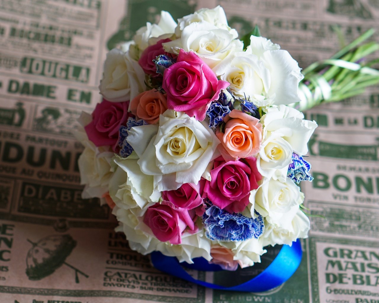 Обои цветы, бутоны, розы, лепестки, разноцветные, букет, лента, свадебный букет, flowers, buds, roses, petals, colorful, bouquet, tape, wedding bouquet разрешение 6000x3376 Загрузить