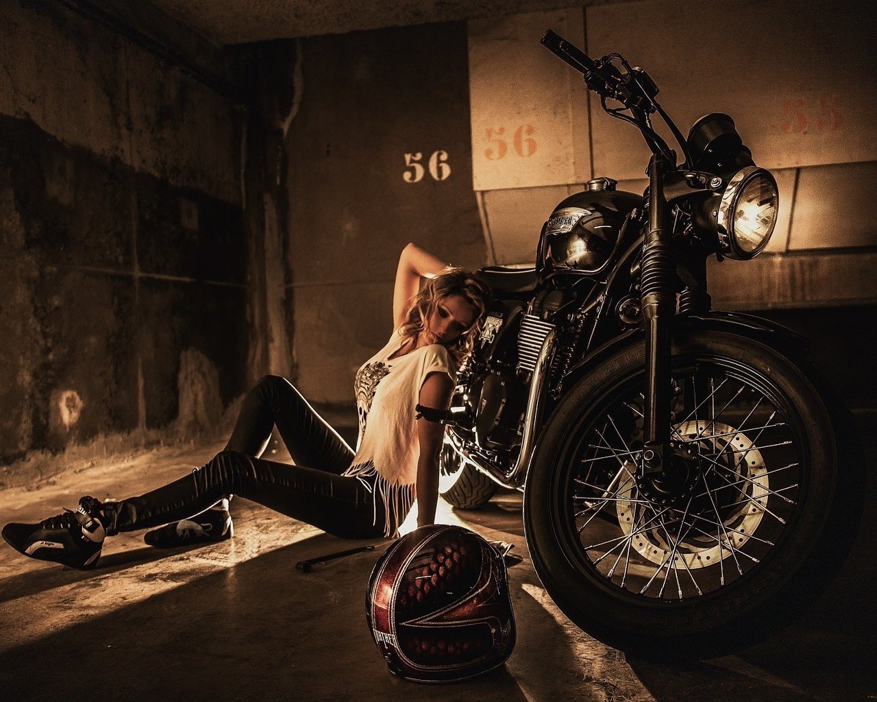Обои девушка, поза, шлем, модель, ножки, волосы, мотоцикл, laurent kac, girl, pose, helmet, model, legs, hair, motorcycle разрешение 1920x1280 Загрузить