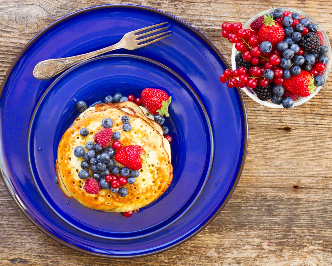 Обои малина, клубника, ягоды, черника, блинчики, блины, смородина, raspberry, strawberry, berries, blueberries, pancakes, currants разрешение 5184x3456 Загрузить