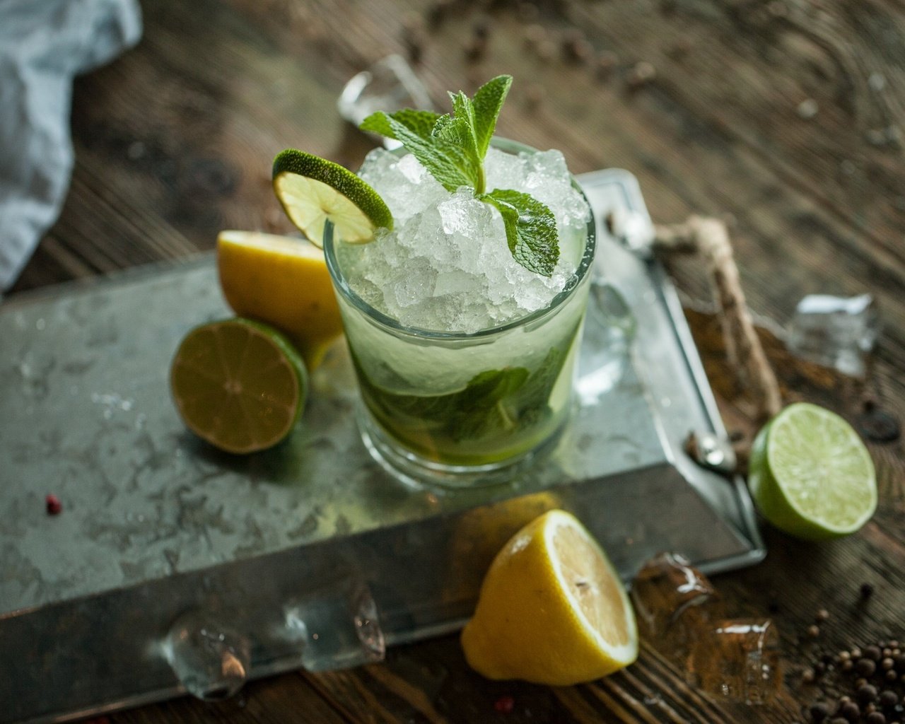 Обои мята, напиток, лёд, лимон, лайм, цитрус, стакан, мохито, mint, drink, ice, lemon, lime, citrus, glass, mojito разрешение 2048x1340 Загрузить