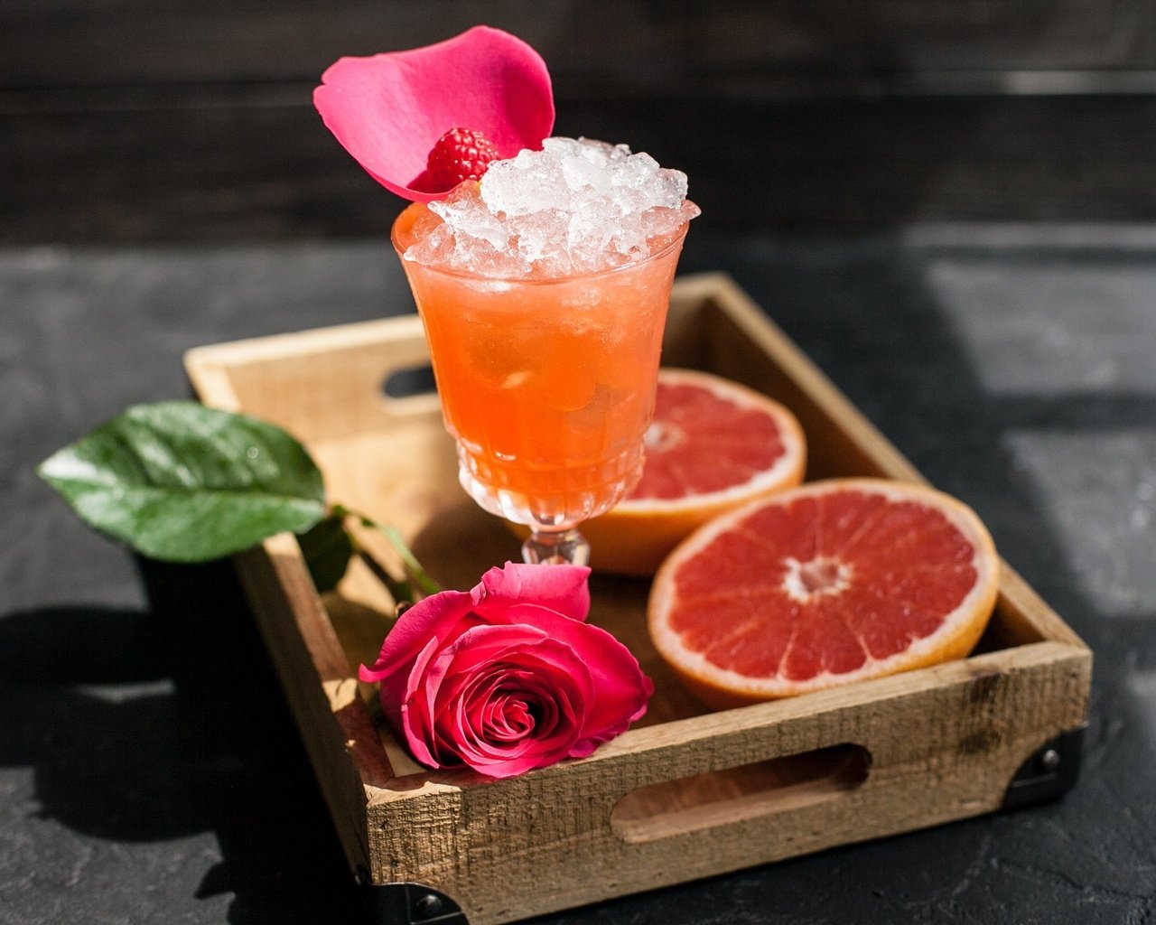 Обои напиток, роза, лёд, бокал, цитрус, грейпфрут, сок, drink, rose, ice, glass, citrus, grapefruit, juice разрешение 2048x1343 Загрузить