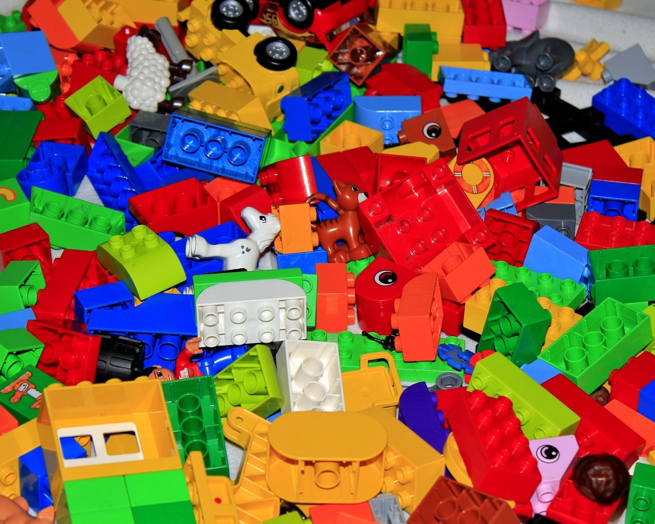 Обои разноцветный, лего, игрушки, конструктор, colorful, lego, toys, designer разрешение 5184x3456 Загрузить