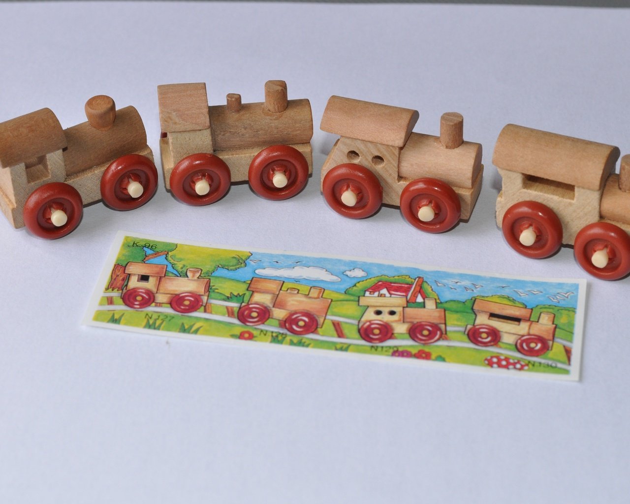 Обои поезд, игрушки, паровозик, деревянный, train, toys, wooden разрешение 4288x2848 Загрузить