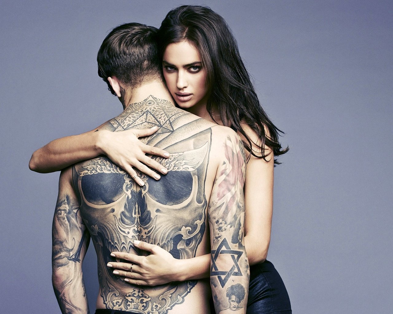 Обои девушка, взгляд, парень, модель, татуировки, тату, спина, объятия, ирина шейк, irina shayk, girl, look, guy, model, tattoo, back, hugs разрешение 2000x1390 Загрузить