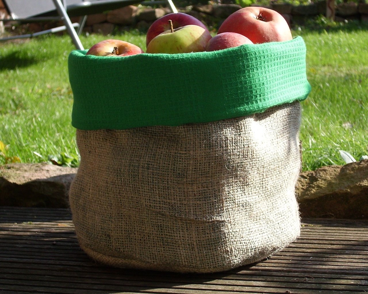 Обои трава, фрукты, яблоки, осень, мешок, витамины, урожай, плоды, grass, fruit, apples, autumn, bag, vitamins, harvest разрешение 3072x1728 Загрузить