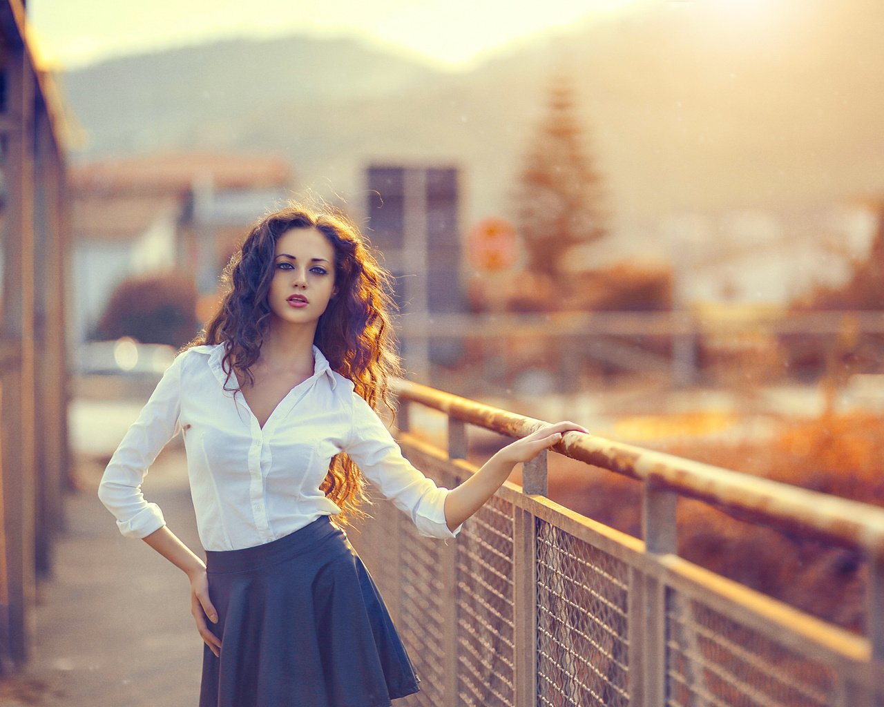 Обои девушка, забор, юбка, модель, рубашка, длинные волосы, girl, the fence, skirt, model, shirt, long hair разрешение 2048x1366 Загрузить