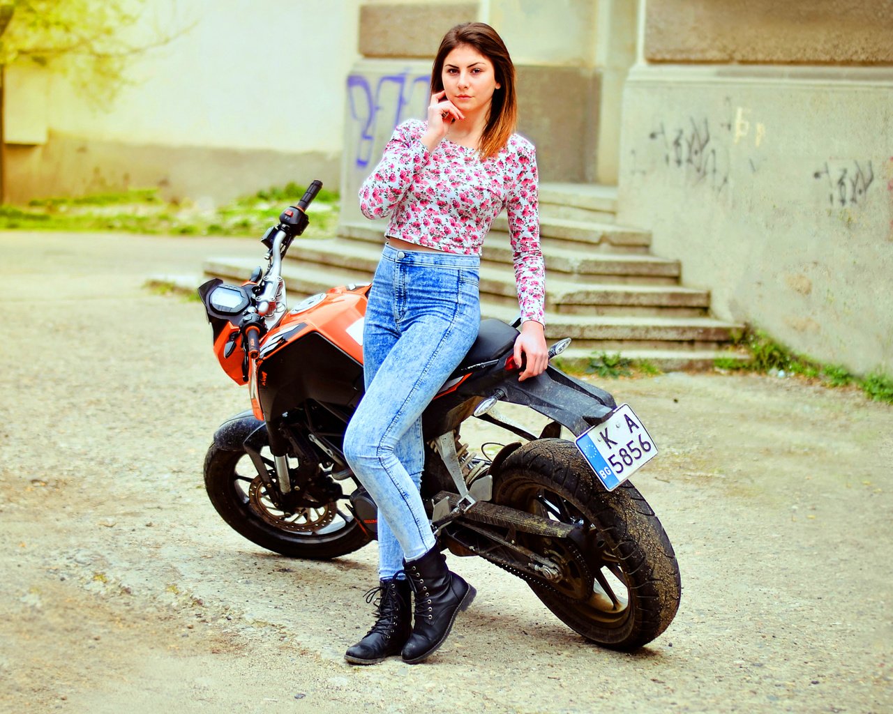 Обои девушка, взгляд, модель, джинсы, волосы, лицо, мотоцикл, girl, look, model, jeans, hair, face, motorcycle разрешение 2048x1248 Загрузить
