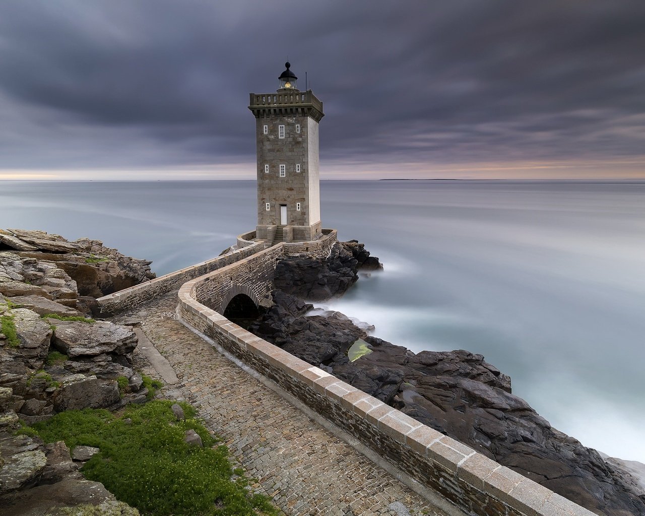 Обои небо, берег, море, маяк, горизонт, франция, kermorvan, the sky, shore, sea, lighthouse, horizon, france разрешение 1920x1173 Загрузить