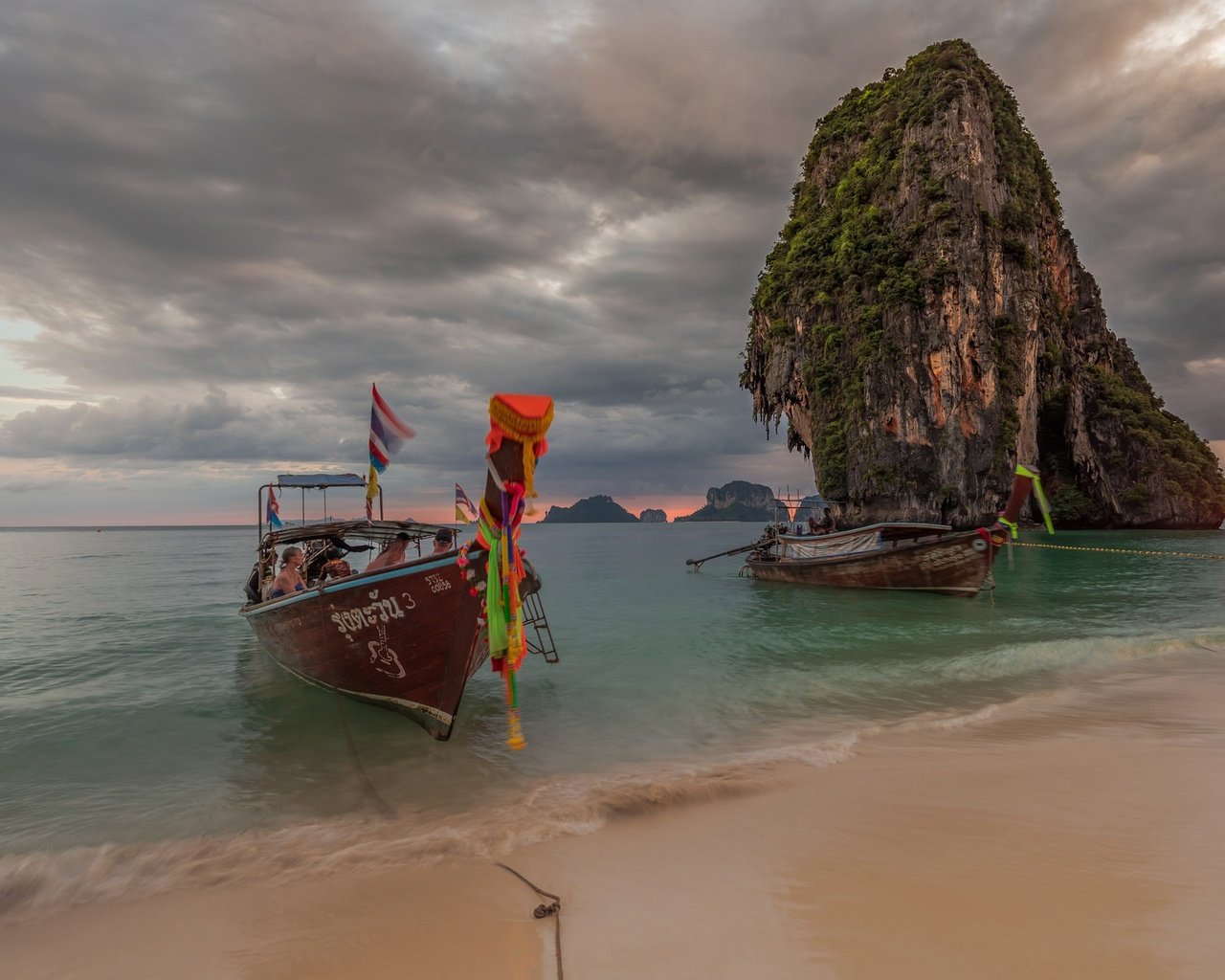 Обои берег, море, скала, лодка, таиланд, shore, sea, rock, boat, thailand разрешение 2048x1144 Загрузить