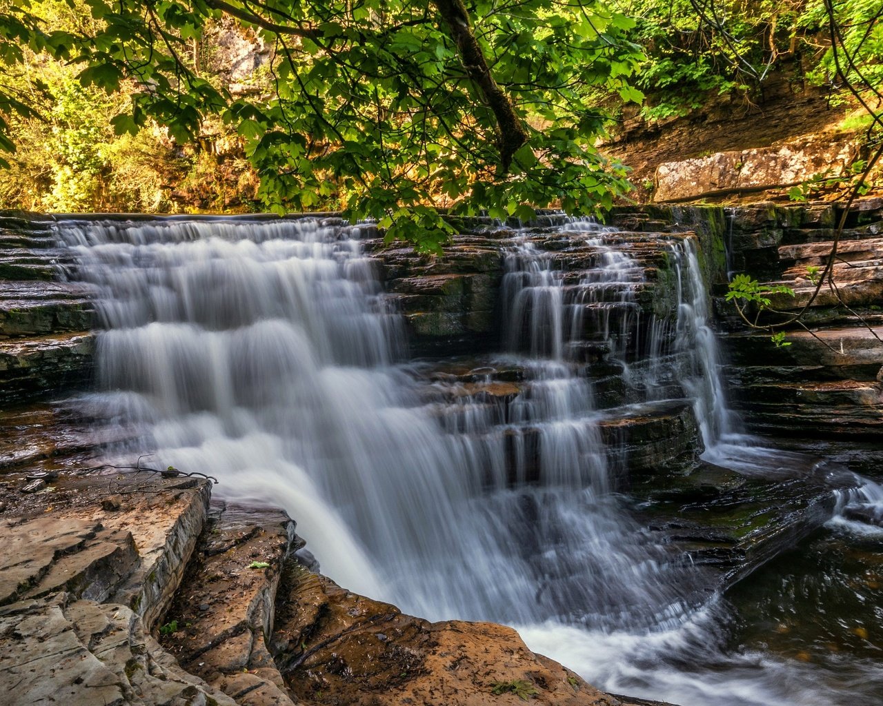 Обои деревья, скалы, лес, пейзаж, водопад, поток, англия, йоркшир, trees, rocks, forest, landscape, waterfall, stream, england, yorkshire разрешение 2048x1331 Загрузить