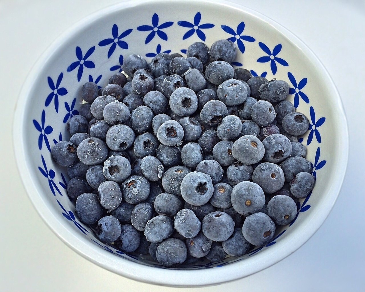 Обои фон, иней, ягоды, лесные ягоды, черника, голубика, background, frost, berries, blueberries разрешение 2669x2002 Загрузить