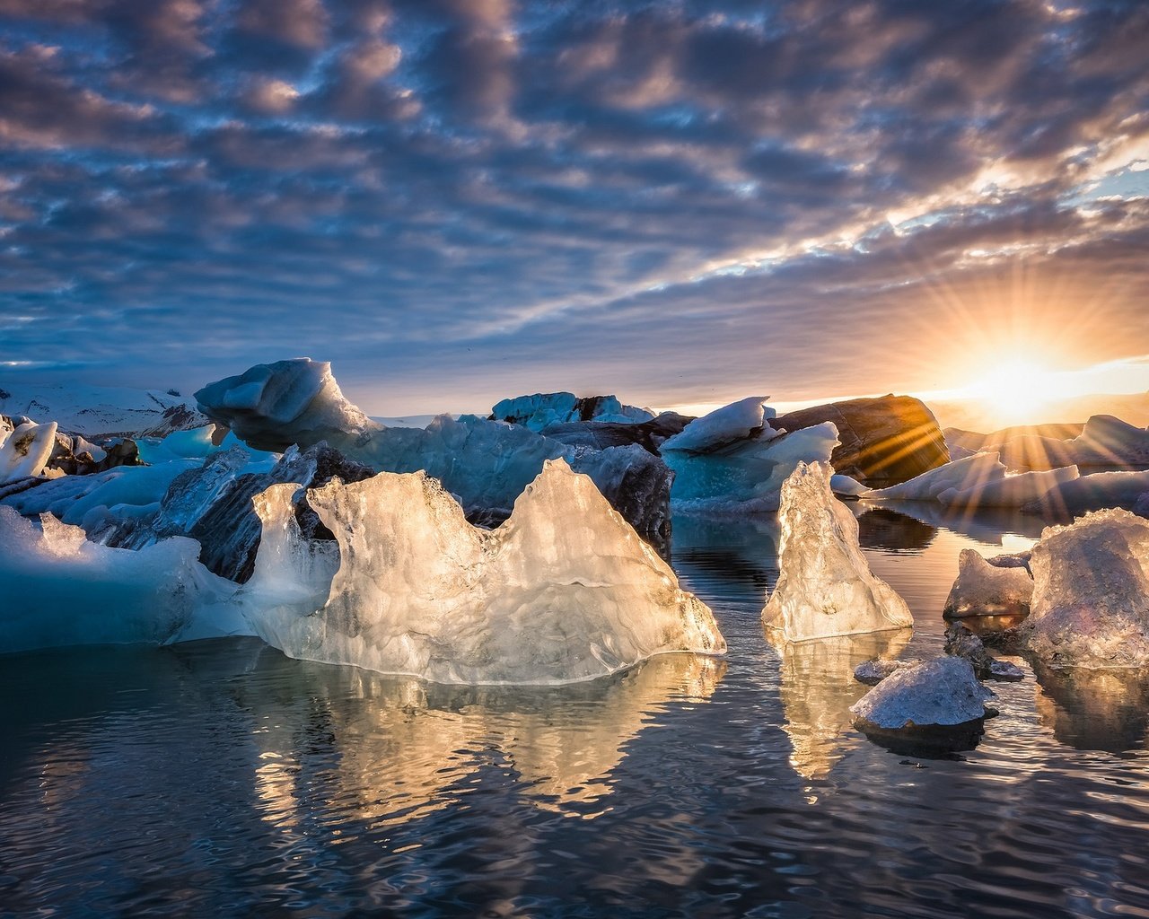 Обои небо, облака, вода, солнце, лучи, лёд, исландия, jokulsarlon, glacier lagoon, the sky, clouds, water, the sun, rays, ice, iceland разрешение 2048x1183 Загрузить