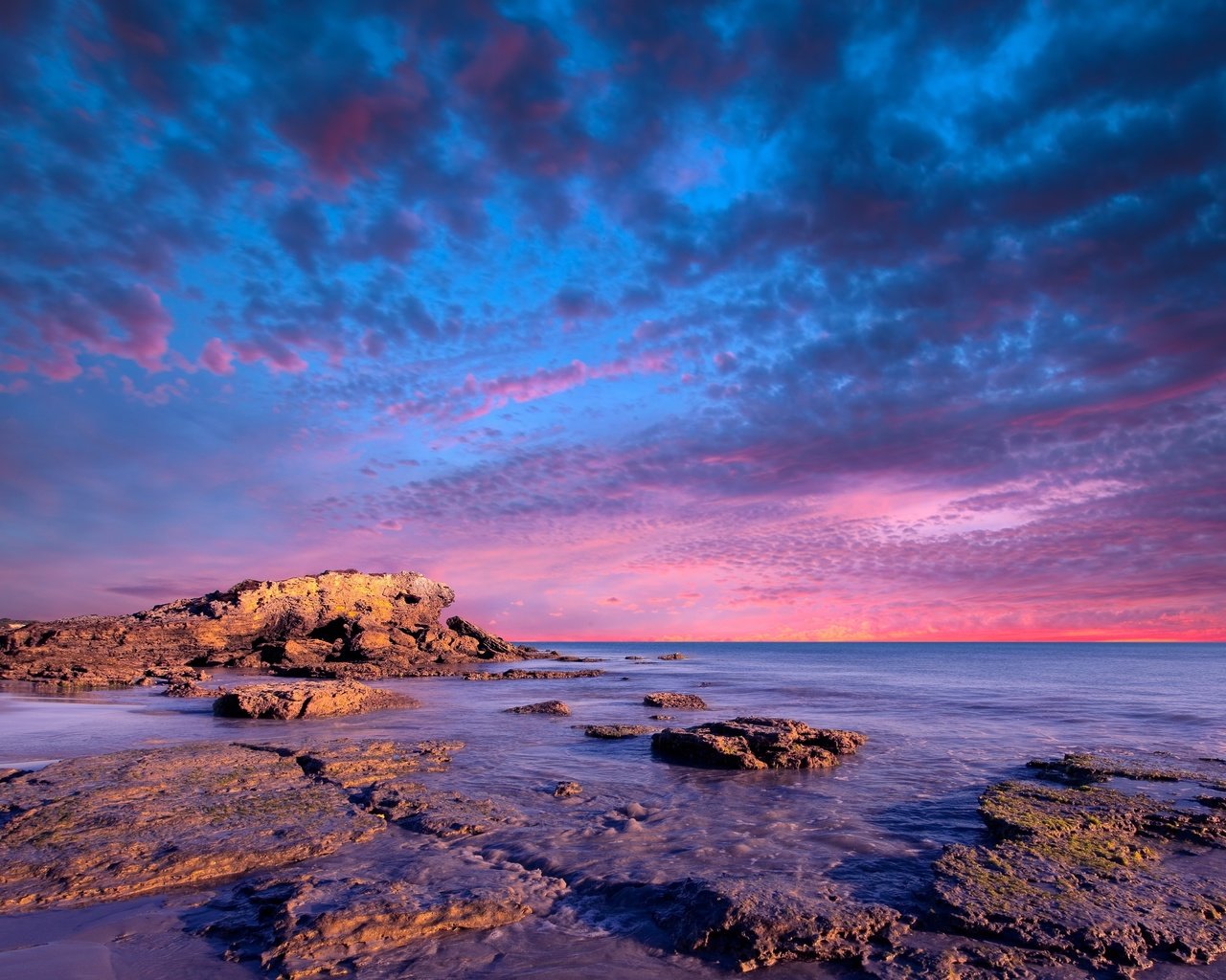 Обои небо, облака, природа, камни, закат, побережье, the sky, clouds, nature, stones, sunset, coast разрешение 3840x2493 Загрузить