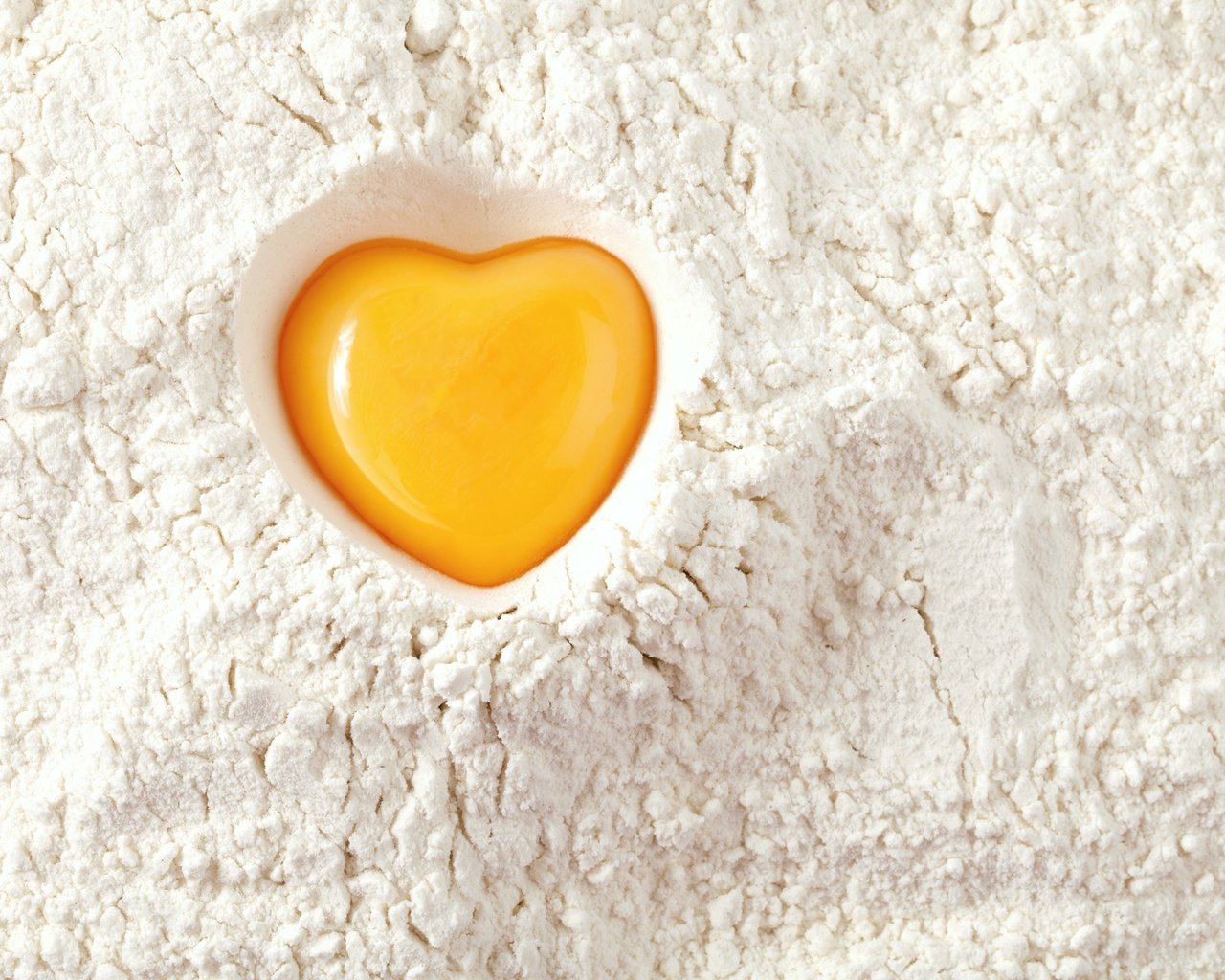 Обои текстура, фон, сердечко, яйцо, мука, желток, texture, background, heart, egg, flour, the yolk разрешение 3840x2560 Загрузить