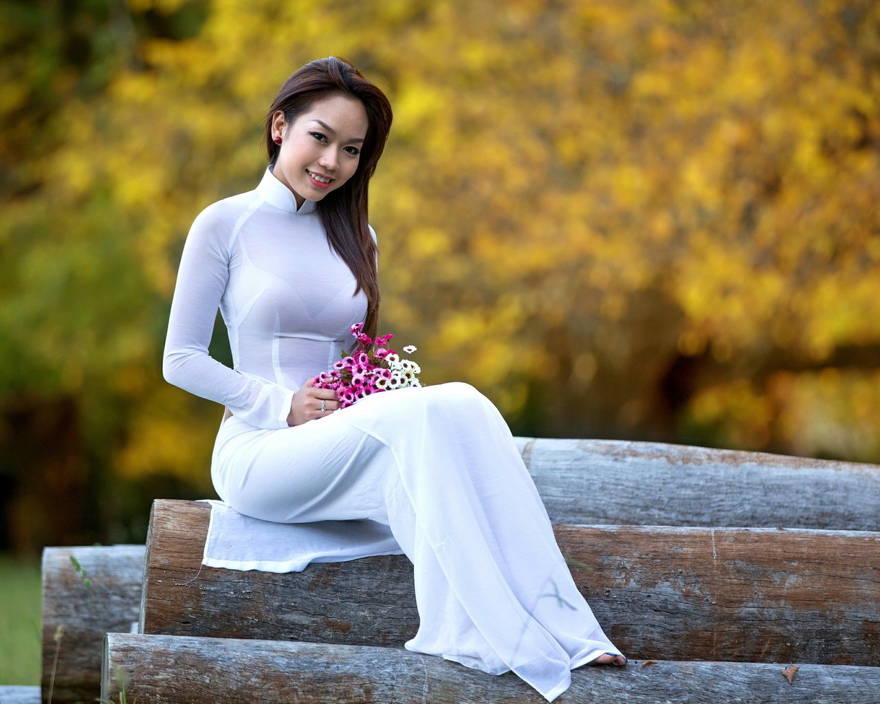 Обои цветы, девушка, сидит, азиатка, бревна, белое платье, flowers, girl, sitting, asian, logs, white dress разрешение 2560x1600 Загрузить