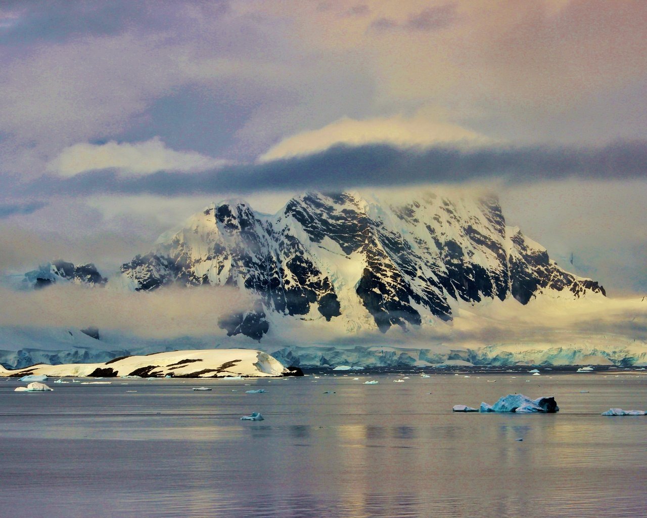 Обои вода, горы, природа, отражение, лёд, антарктида, water, mountains, nature, reflection, ice, antarctica разрешение 4637x3228 Загрузить