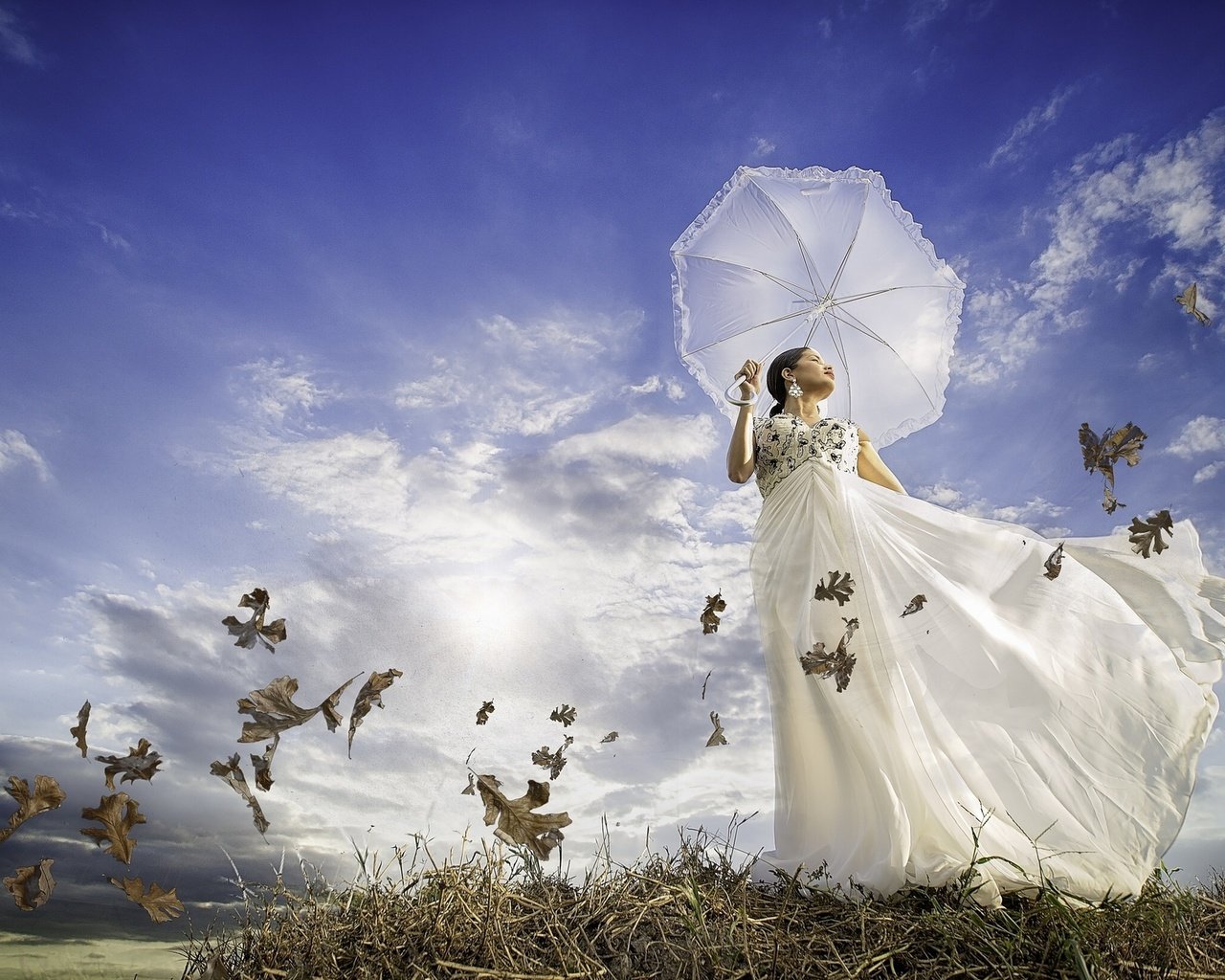 Обои небо, облака, девушка, луг, модель, зонтик, белое платье, the sky, clouds, girl, meadow, model, umbrella, white dress разрешение 2048x1305 Загрузить