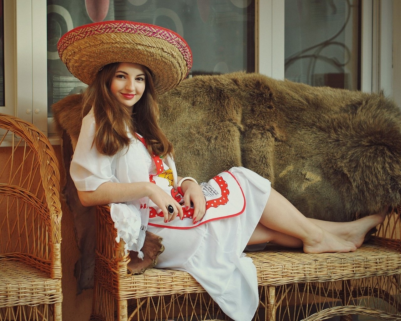 Обои девушка, платье, улыбка, шкура, диван, шляпа, сомбреро, girl, dress, smile, skin, sofa, hat, sombrero разрешение 1920x1285 Загрузить