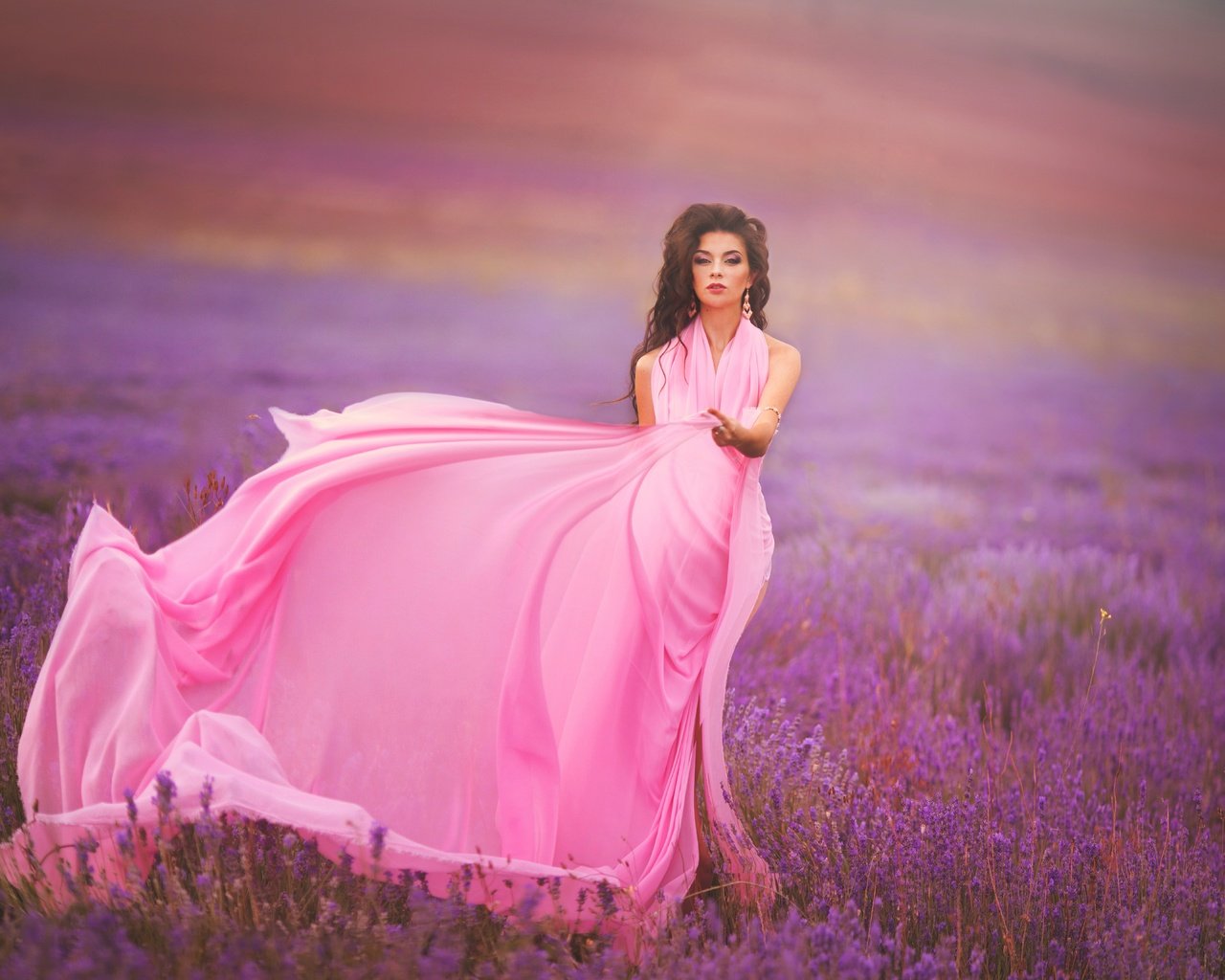 Обои цветы, девушка, поле, лаванда, взгляд, волосы, лицо, розовое платье, flowers, girl, field, lavender, look, hair, face, pink dress разрешение 7200x5629 Загрузить