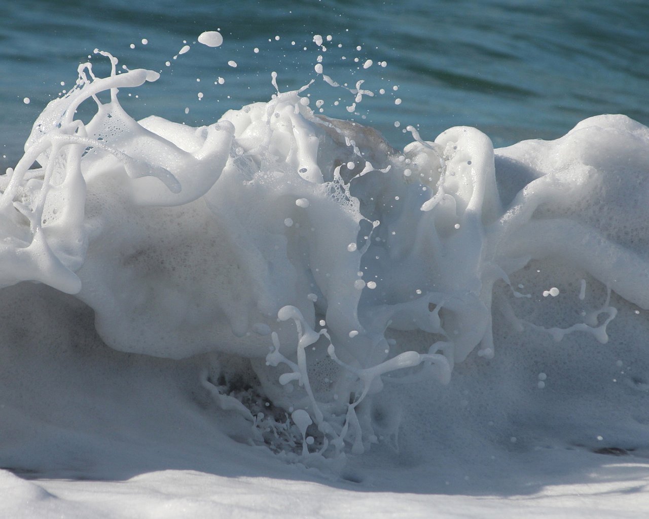 Обои вода, макро, волна, брызги, пена, water, macro, wave, squirt, foam разрешение 1920x1200 Загрузить