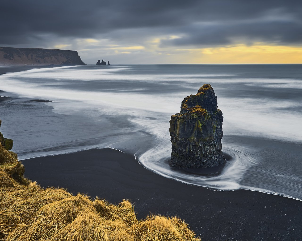 Обои скалы, берег, пейзаж, море, скала, пляж, чёрный песок, rocks, shore, landscape, sea, rock, beach, black sand разрешение 1920x1200 Загрузить