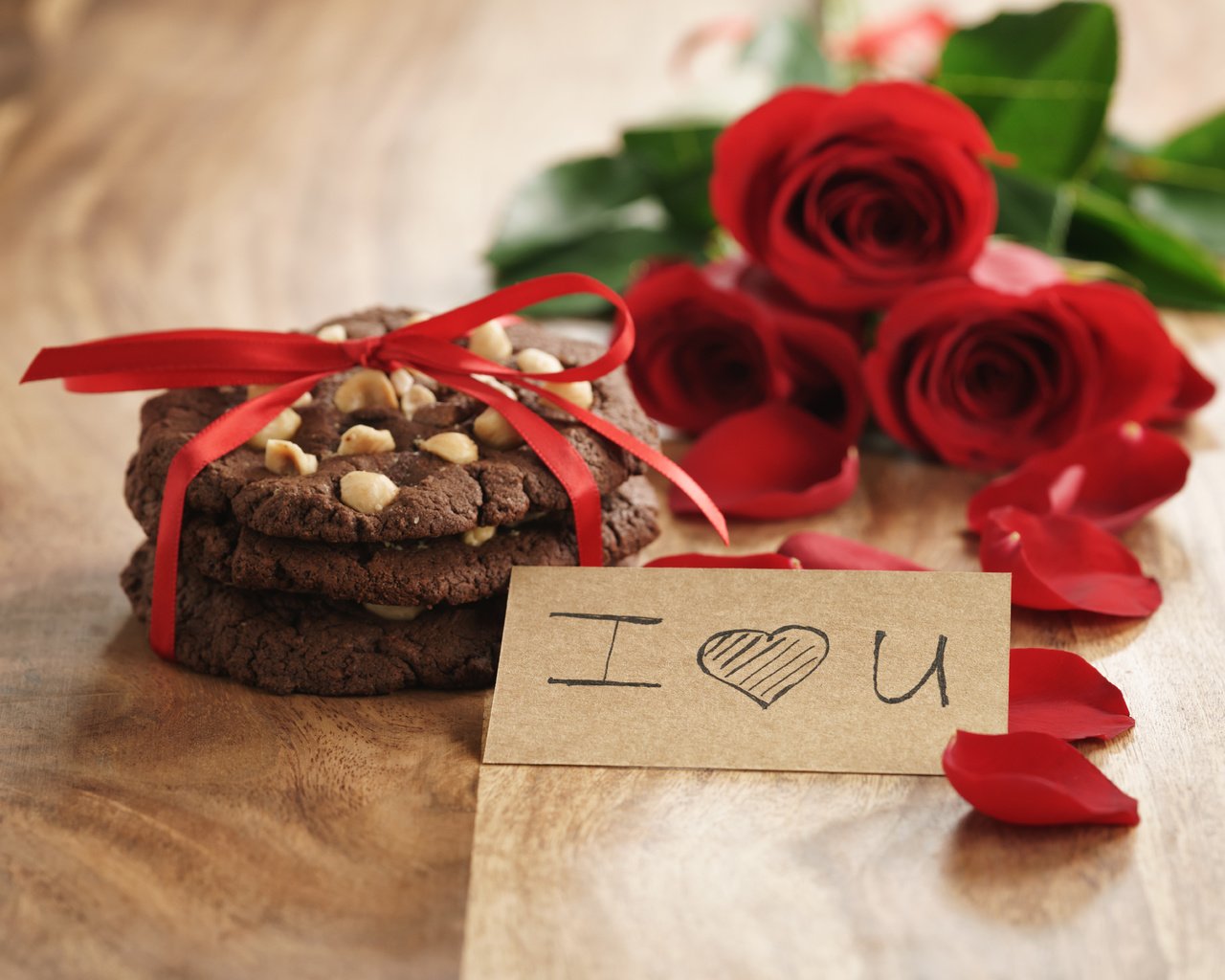 Обои лепестки, букет, романтик, печенье, красные розы, валентинов день, petals, bouquet, romantic, cookies, red roses, valentine's day разрешение 7952x5304 Загрузить