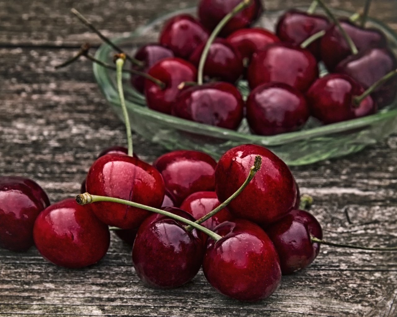 Обои ягода, черешня, спелая, вишня, сочная, деревянная поверхность, berry, cherry, ripe, juicy, wooden surface разрешение 1920x1280 Загрузить