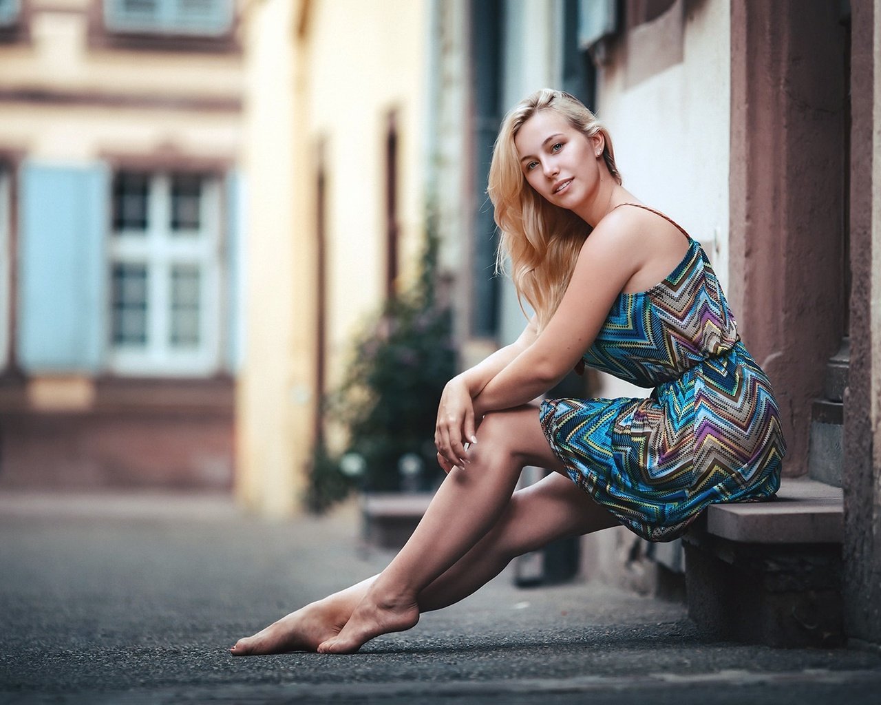 Обои девушка, блондинка, улица, ноги, сидя, босиком, kerstin, girl, blonde, street, feet, sitting, barefoot разрешение 1920x1280 Загрузить