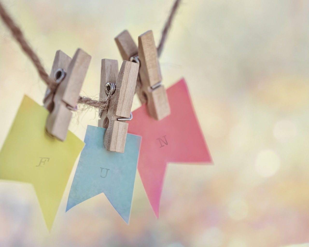 Обои фон, бумага, флажки, веревка, прищепки, боке, background, paper, flags, rope, clothespins, bokeh разрешение 2048x1273 Загрузить