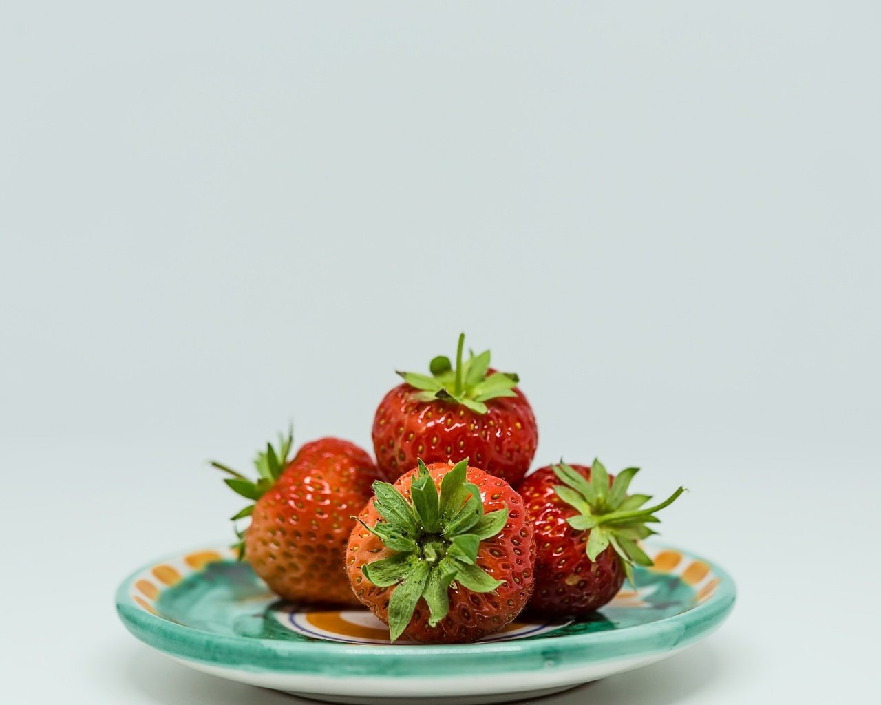 Обои фон, клубника, блюдце, ягоды, background, strawberry, saucer, berries разрешение 2048x1242 Загрузить