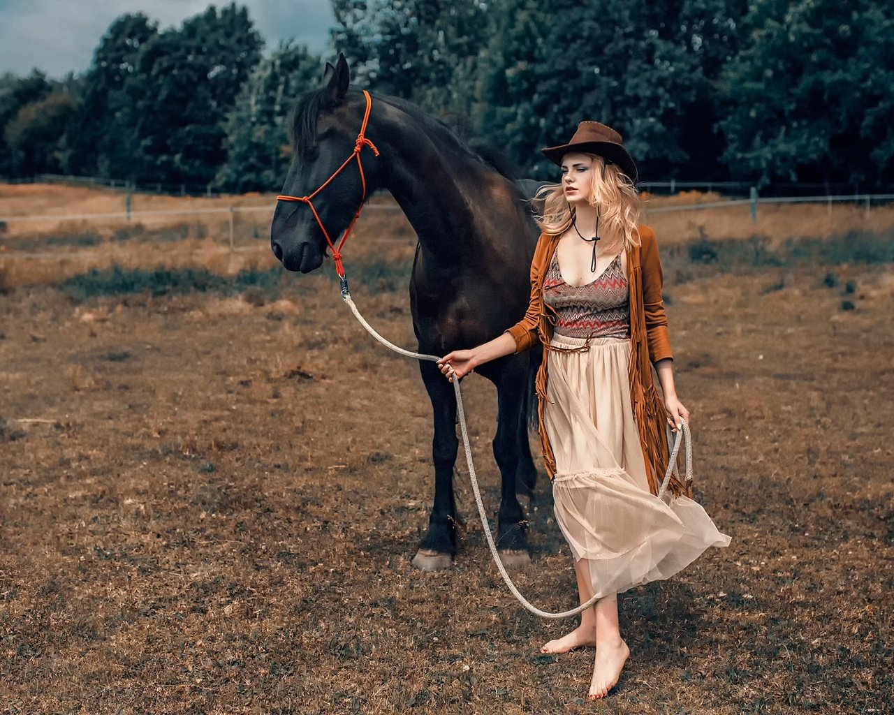 Обои лошадь, деревья, девушка, шляпа, босиком, дамиан piórko, navajo county, horse, trees, girl, hat, barefoot, damian piórko разрешение 2000x1125 Загрузить