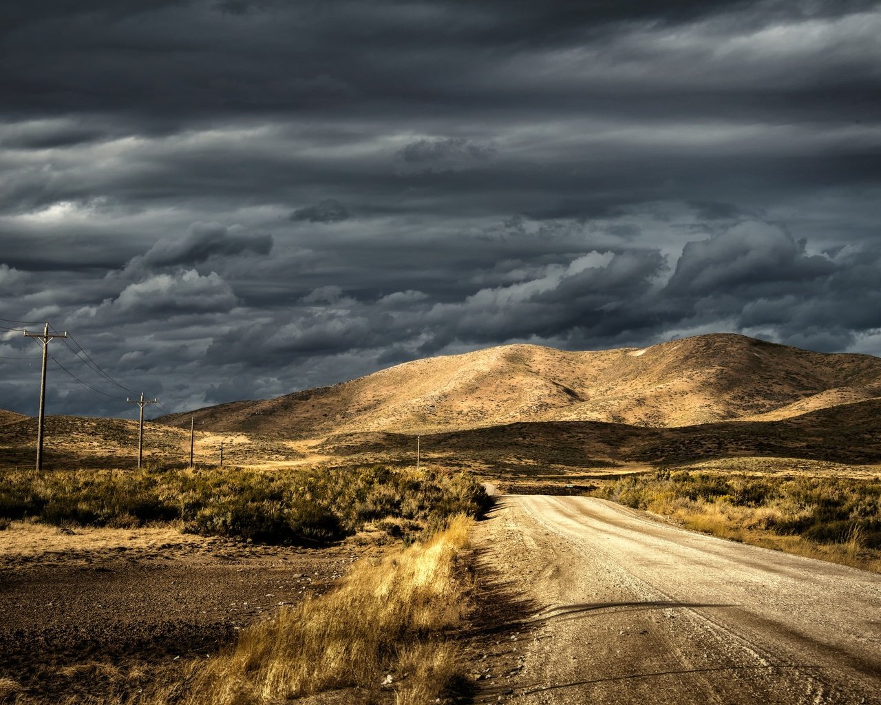 Обои небо, дорога, тучи, гора, лэп, линия электропередачи, the sky, road, clouds, mountain, power lines, power line разрешение 2048x1367 Загрузить