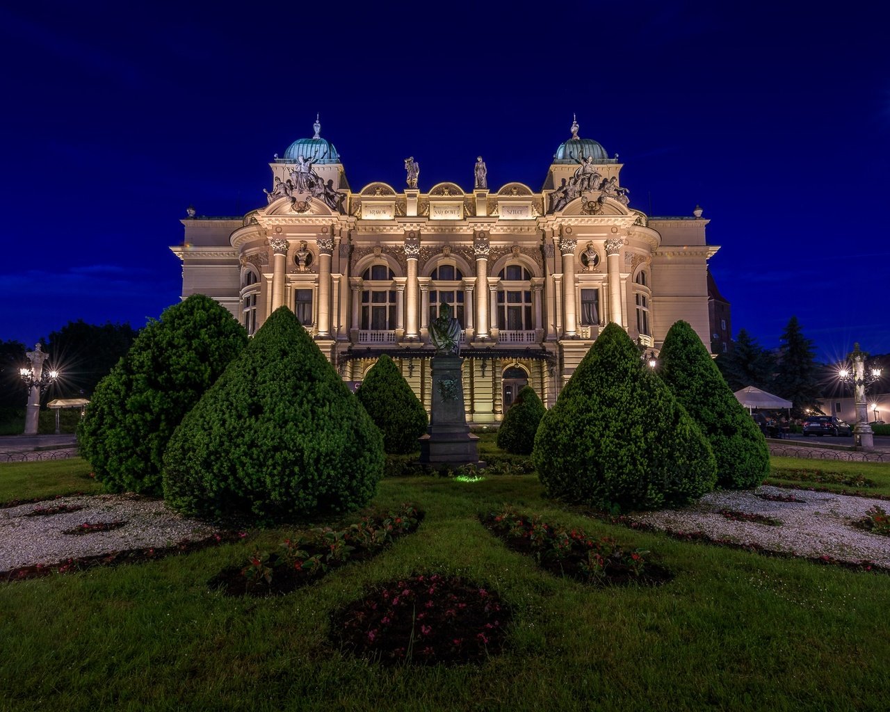 Обои ночь, деревья, здание, памятник, театр, польша, краков, night, trees, the building, monument, theatre, poland, krakow разрешение 2048x1280 Загрузить