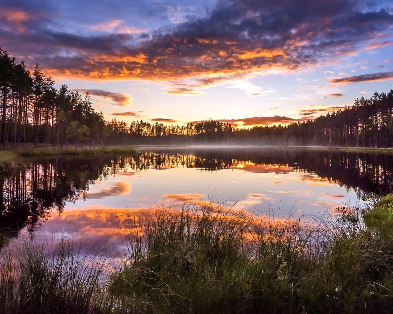 Обои небо, облака, озеро, лес, закат, отражение, туман, the sky, clouds, lake, forest, sunset, reflection, fog разрешение 1920x1123 Загрузить