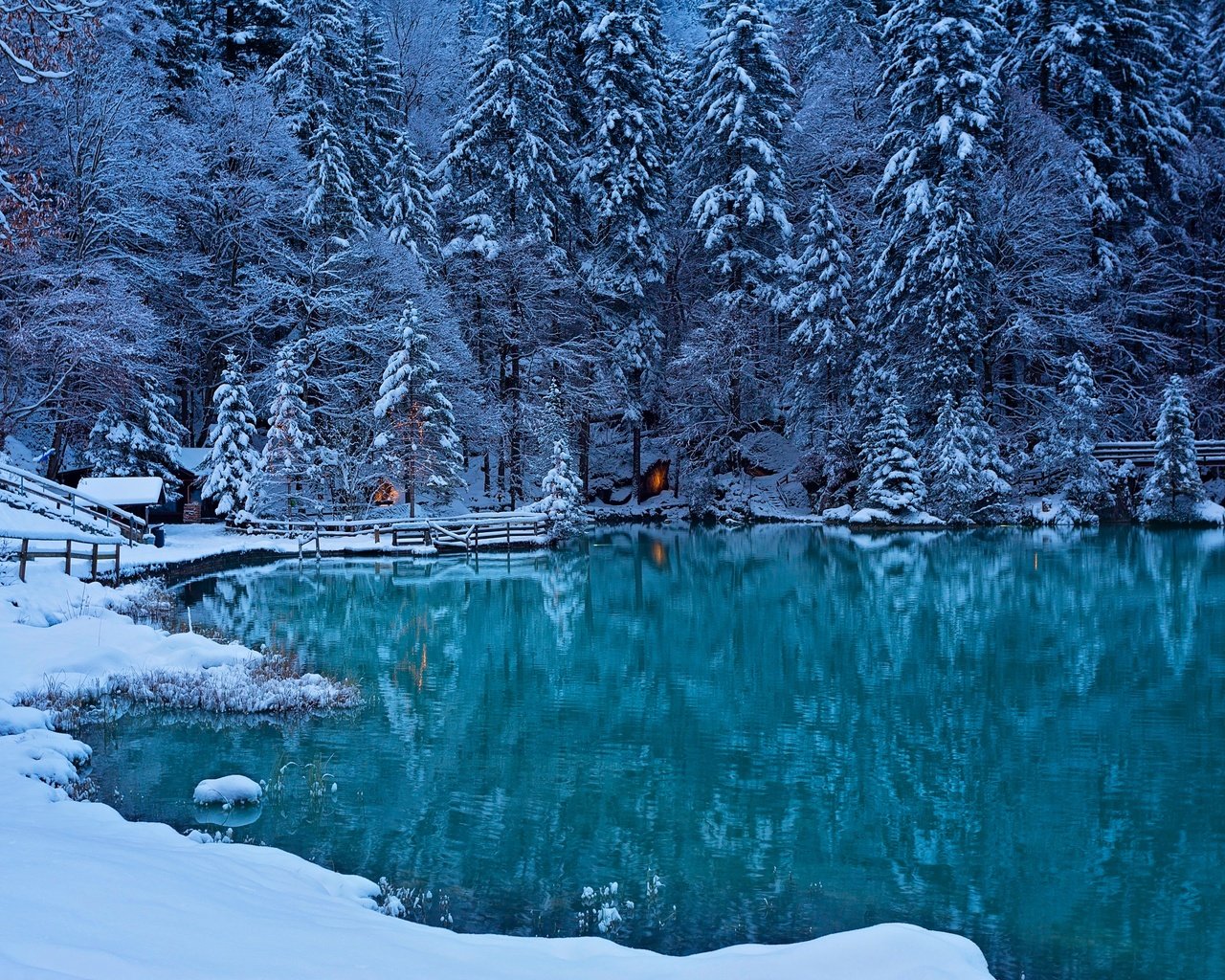 Обои озеро, лес, зима, швейцария, bernese oberland, kander valley, долина реки кандер, кандерская долина, lake, forest, winter, switzerland, the valley of the river kander, the kander valley разрешение 5760x3840 Загрузить