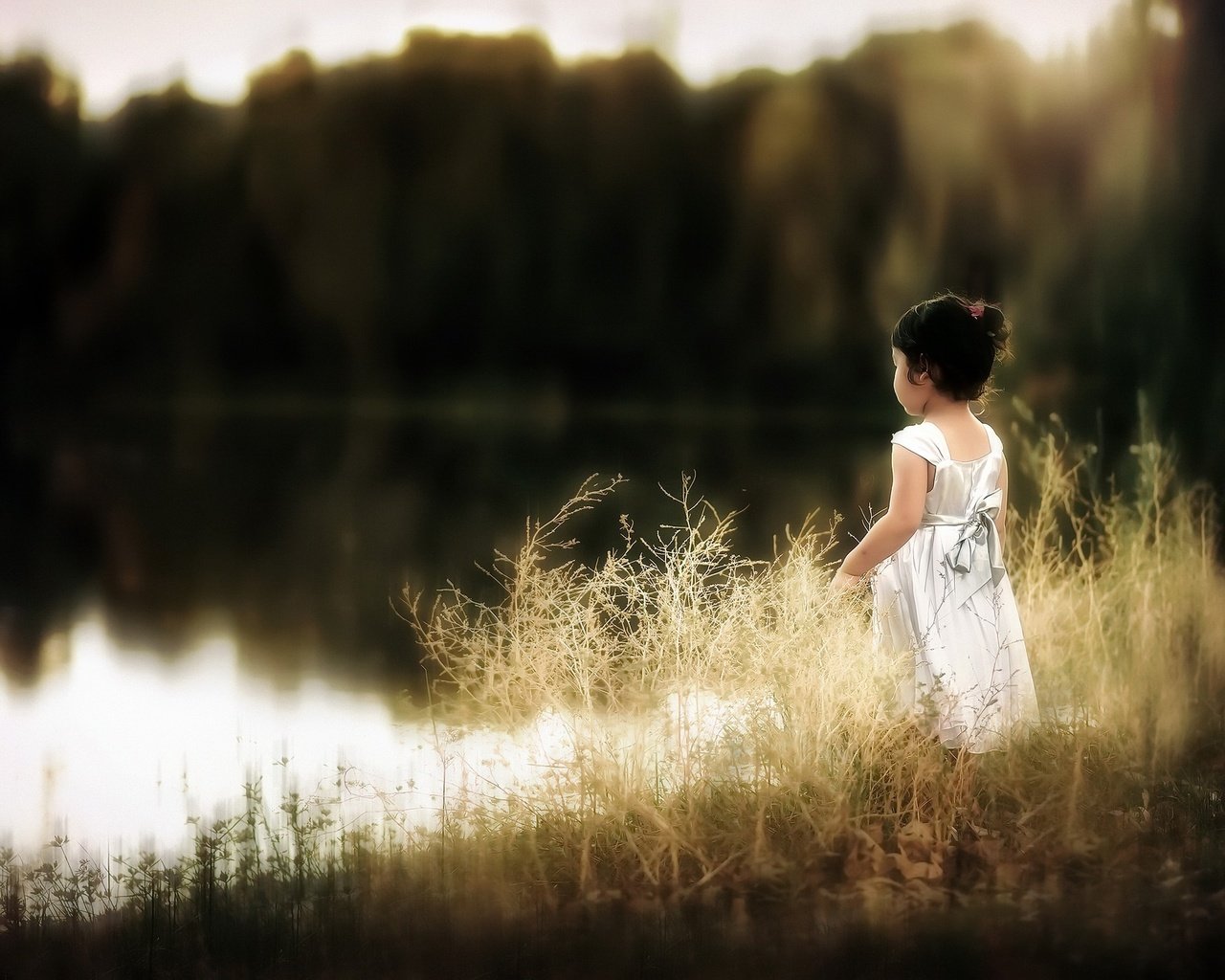 Обои озеро, природа, девочка, ребенок, белое платье, lake, nature, girl, child, white dress разрешение 2048x1365 Загрузить