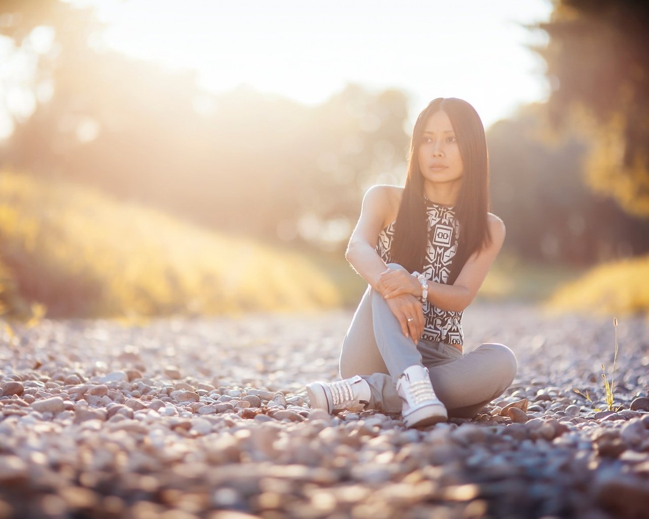 Обои свет, дорога, девушка, поза, взгляд, ножки, волосы, лицо, light, road, girl, pose, look, legs, hair, face разрешение 1920x1164 Загрузить